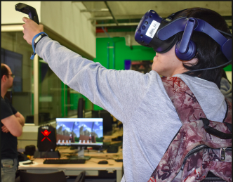 Persona con casco realidad virtual